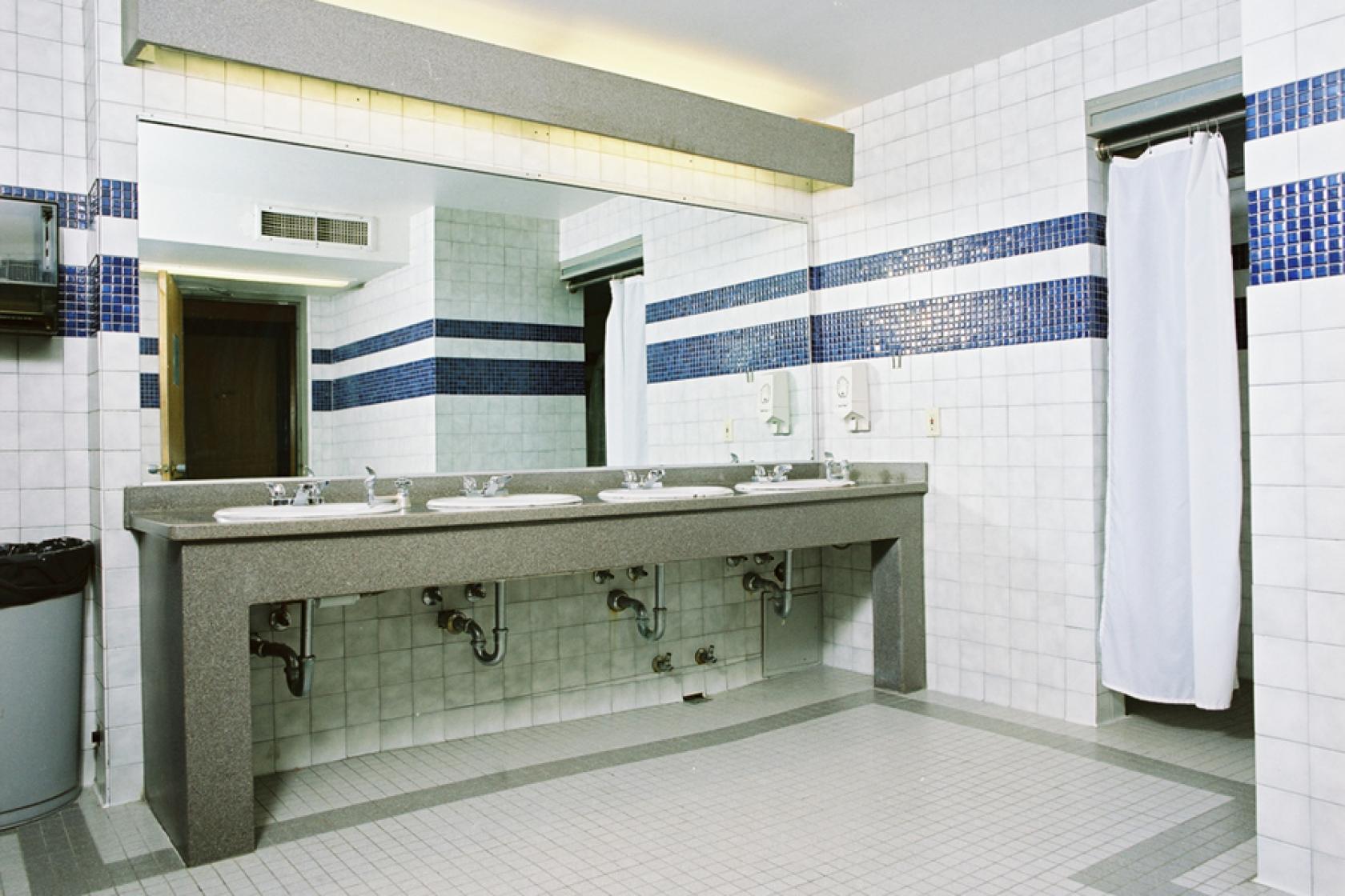 San Nicolas bathroom